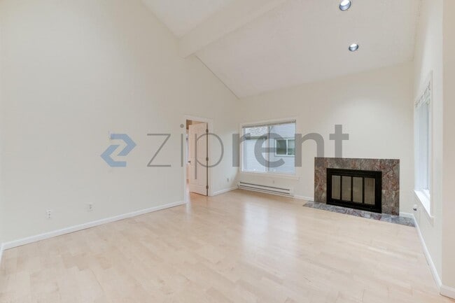 Building Photo - 14707 NE 44th Pl