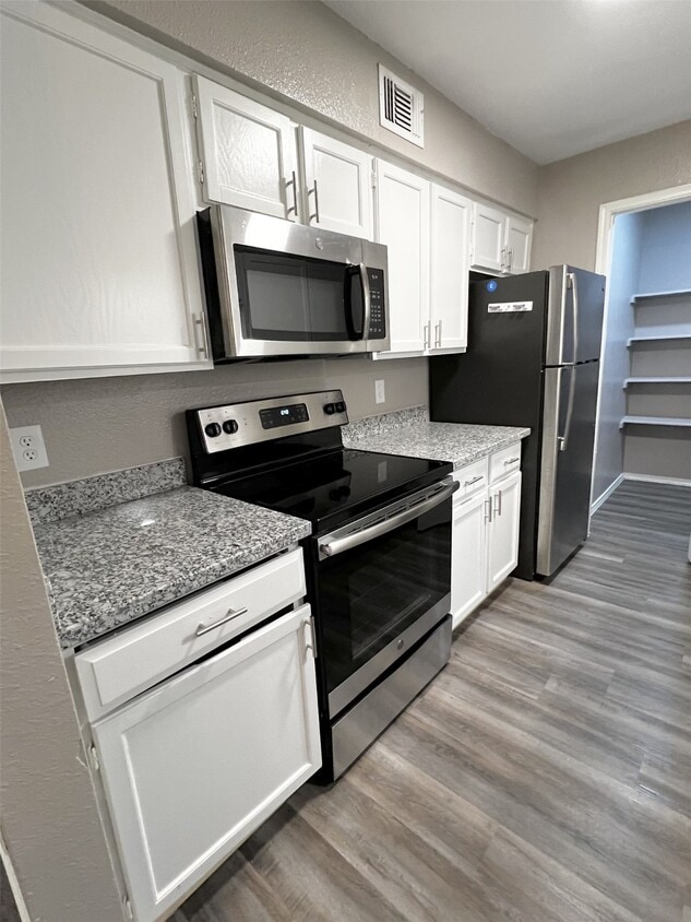 Foto principal - 9700 Leawood Blvd