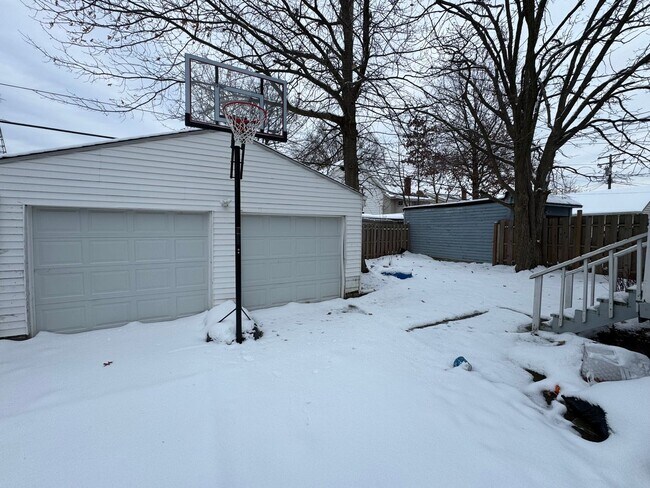 Foto del edificio - 2121 Wyandotte Ave