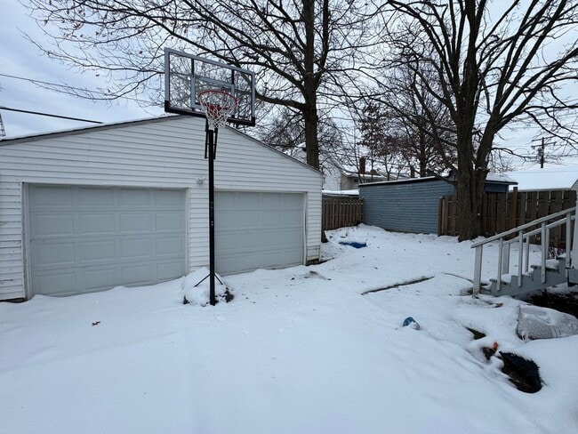 Building Photo - 2121 Wyandotte Ave