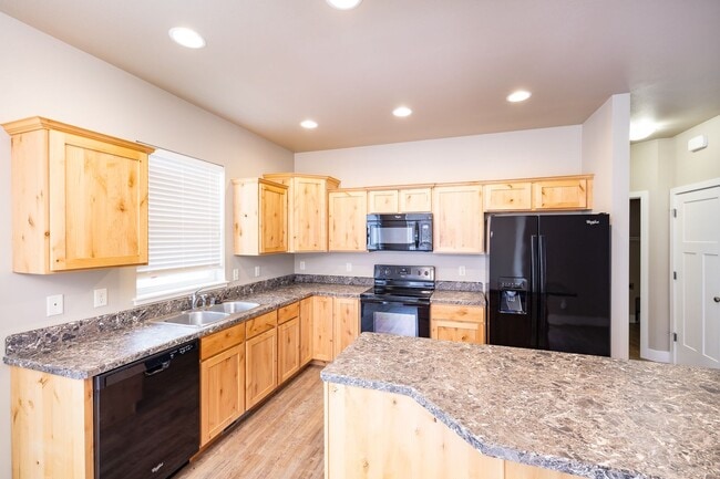 Building Photo - 3 bedroom 2.5 bathroom newer townhome for rent