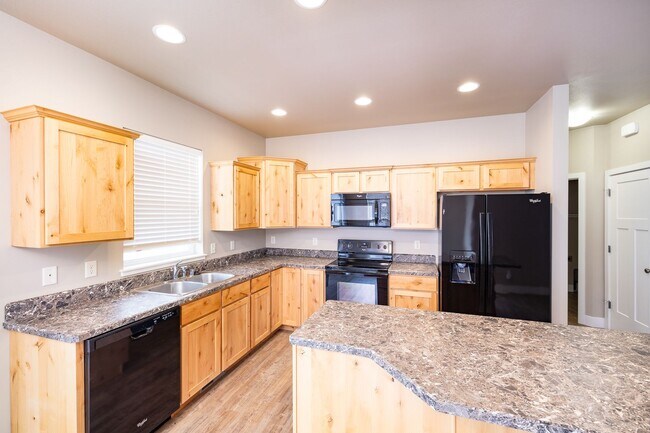 Foto del edificio - 3 bedroom 2.5 bathroom newer townhome for rent