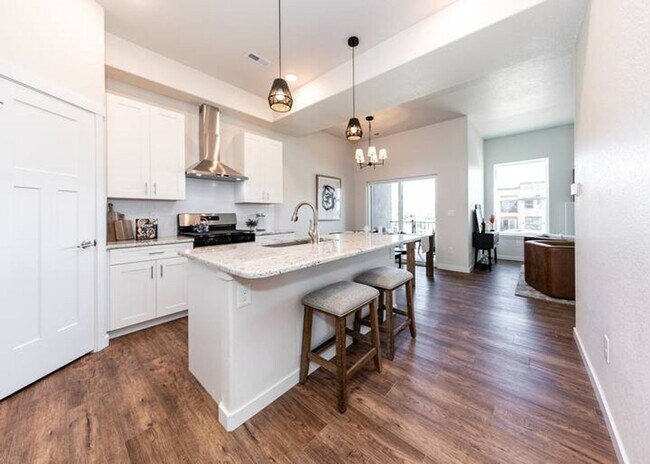 Building Photo - FULLY FURNISHED 3 Bed Luxury End Unit Townhome backs to Nature