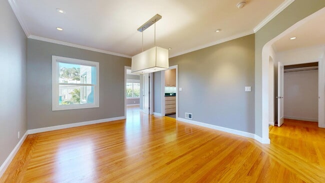 Foto del edificio - Charming, Renovated 3BR + Sunroom / 3.5 BA...