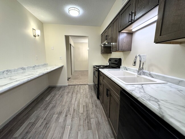 Foto del edificio - Colony Way Condo! Cable Included! All Bran...