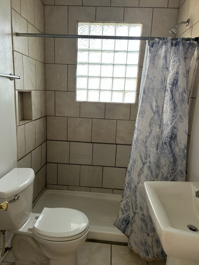 Foto del edificio - 1415 E 34th St