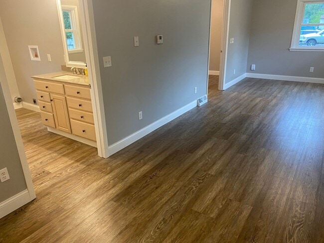 Building Photo - Updated 1-Bedroom House With Large Backyard