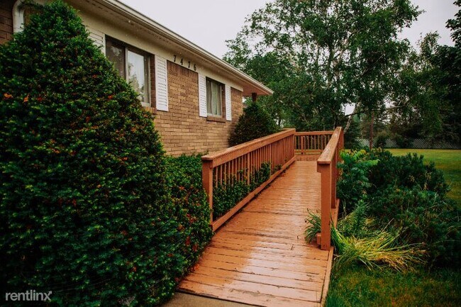 Building Photo - 3 br, 1.5 bath House - 7476 Torrey Rd