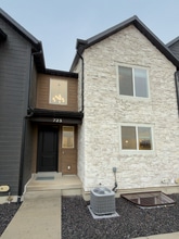 Building Photo - 723 Desert Willow Dr