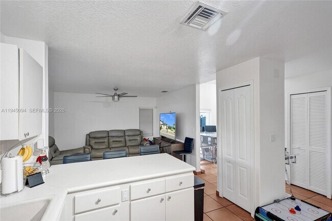 Foto del edificio - 898 NW 131st Ave