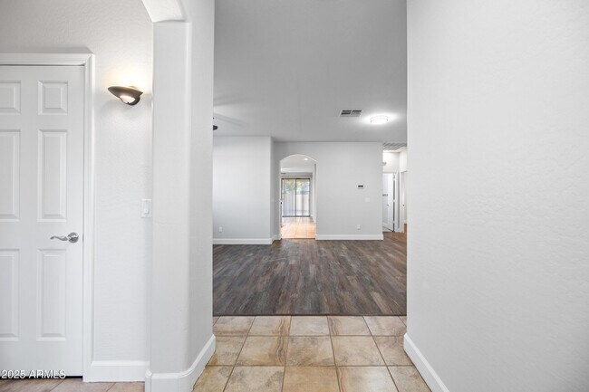 Foto del edificio - 10805 W Woodland Ave