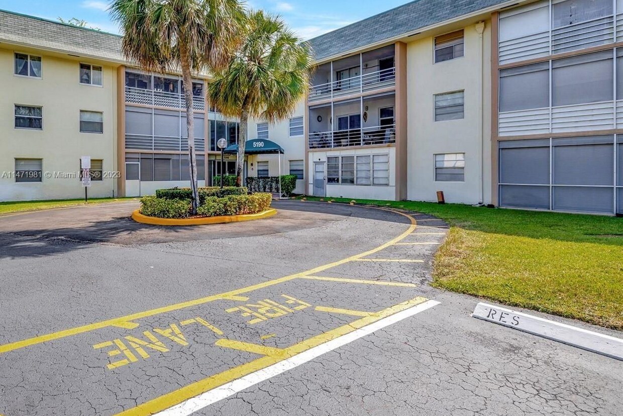 Primary Photo - 5190 E Sabal Palm Blvd