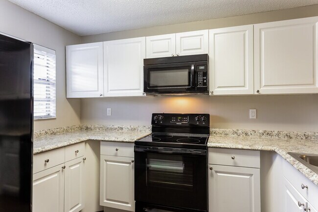 Foto del edificio - 8341 Fairway Rd