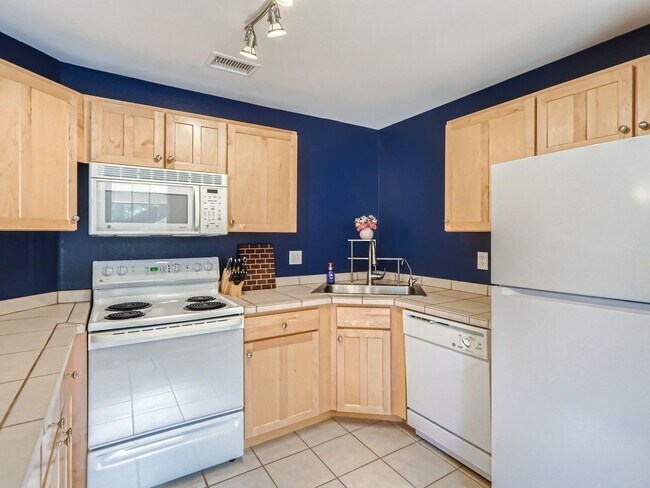 Building Photo - Evolve Real Estate: Bright 1 Bedroom Condo with  Private Garage near DTC!