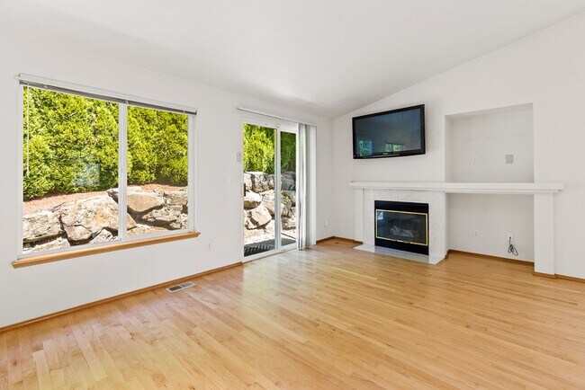 Building Photo - 3 bed 2 bath Benson Hill Area
