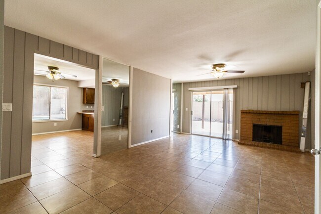 Building Photo - SUPER 3 BEDROOM 2 BATH SINGLE STORY HOME -...