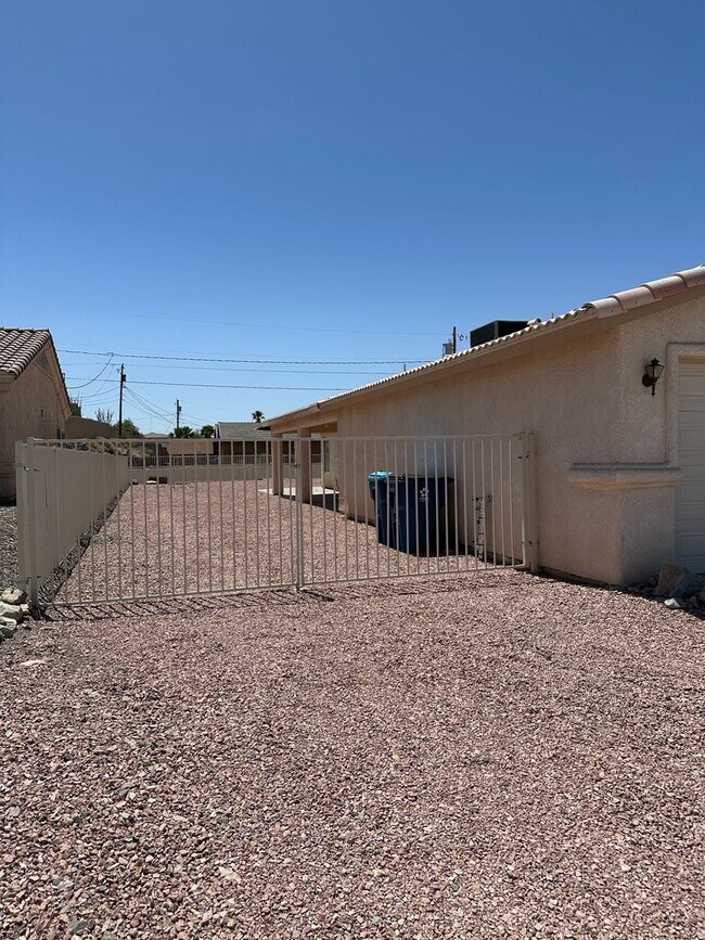 Foto del edificio - Pending!  Long Term unfurnished - Pets all...