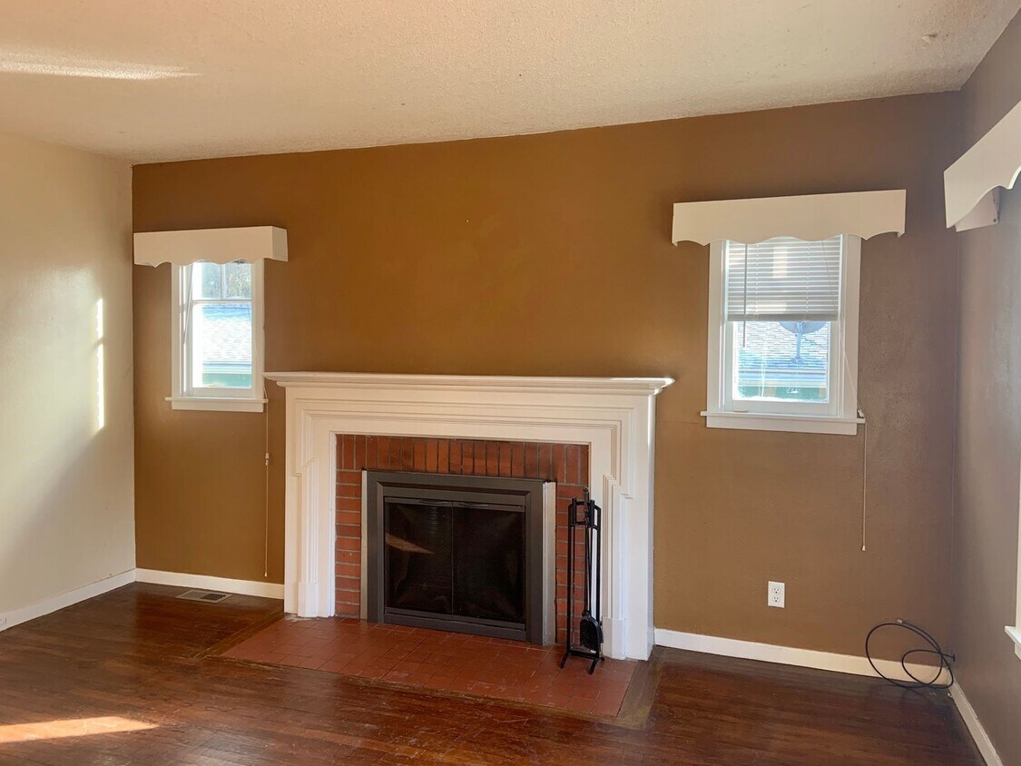 Primary Photo - Adorable House with Large Yard, 1.2 Miles ...