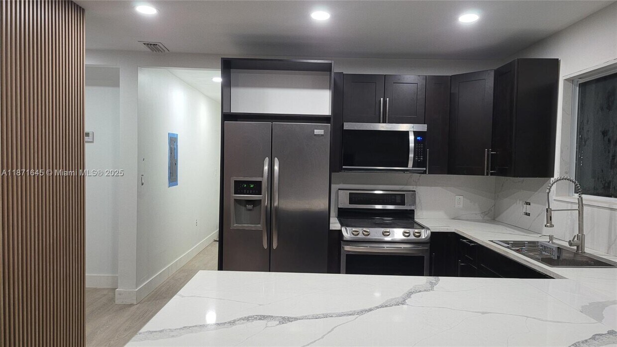 Foto principal - 2310 NW 103rd St