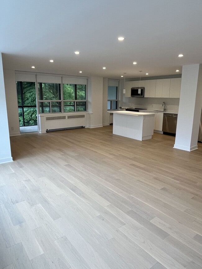 Building Photo - 755 Avenue Rd