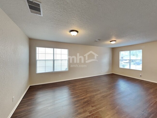 Building Photo - 1406 Sunbend Falls