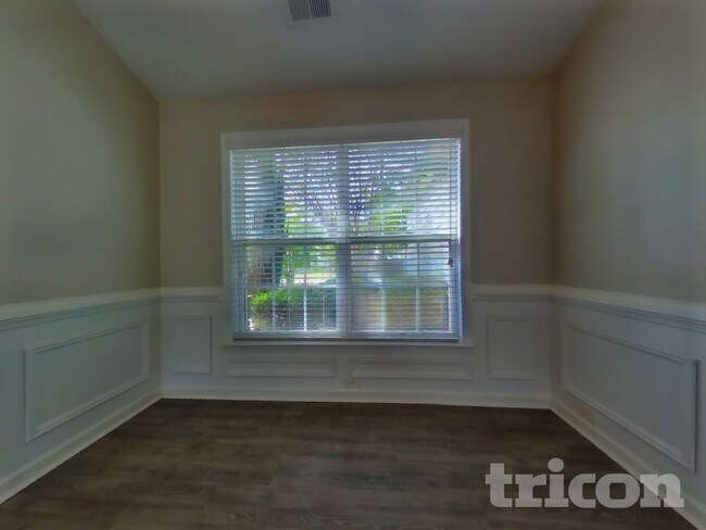 Building Photo - 1044 S Creek Dr