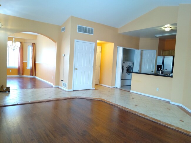 Building Photo - Super 2 Bedroom 2 Bath Townhome with 2 Car...