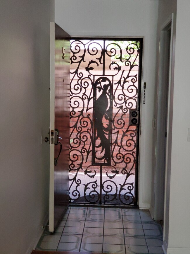 Puertas de entrada - 1823 11th St