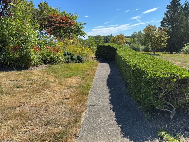 Foto del edificio - Fully Furnished ALL UTILITIES INCLUDED