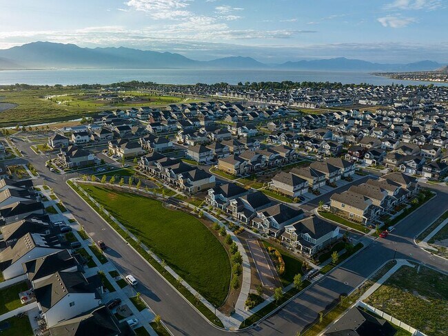 Building Photo - 246 S Meadowbrook Ct