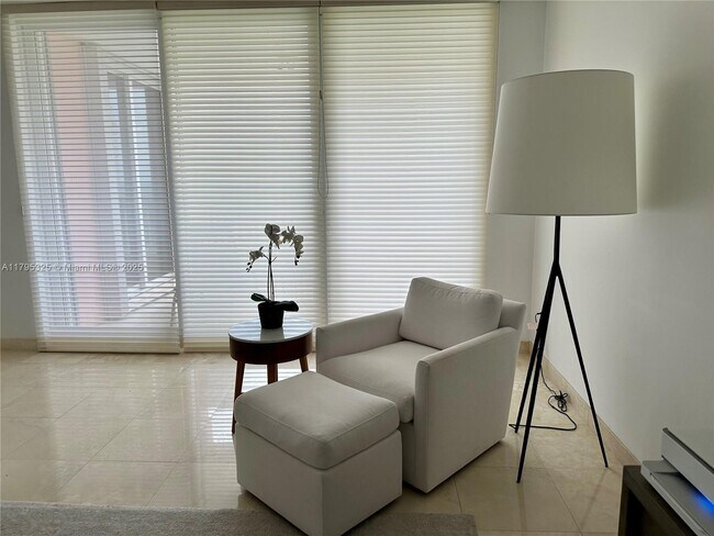 Foto del edificio - 785 Crandon Blvd