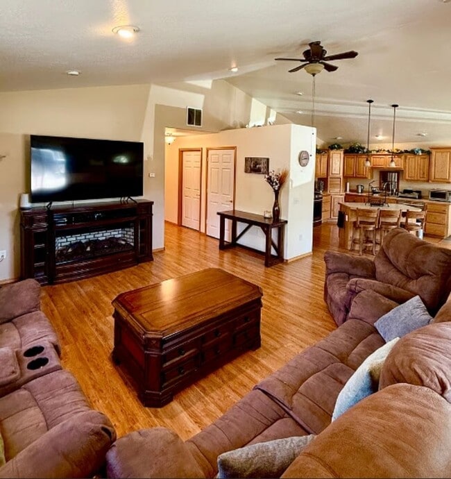 Building Photo - Fully Furnished and Supplied House in Lower Miller Creek