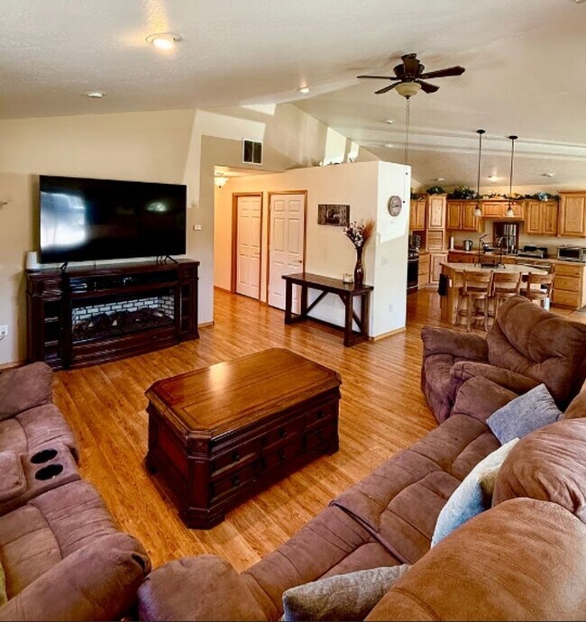 Foto del edificio - Fully Furnished and Supplied House in Lower Miller Creek