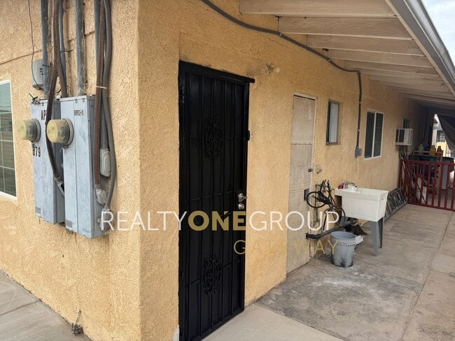 Building Photo - Compact 2 Bedroom 1 bath home with parking...