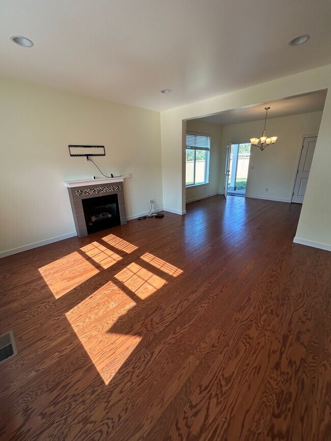 Building Photo - Beautiful Three Bedroom House for Rent in ...