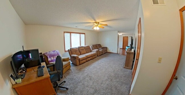 Building Photo - Cozy 2-Bed Home with Attached Garage - Available June 5th!