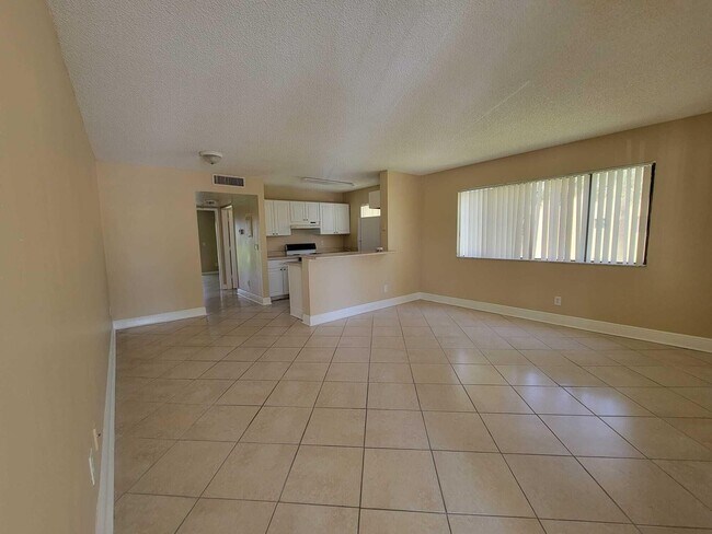 Building Photo - 1637 Meadows Cir W
