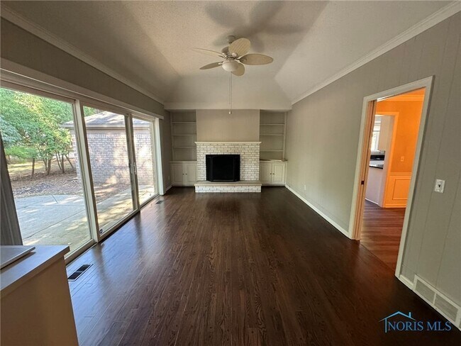 Foto del edificio - 2045 Whitehall Rd