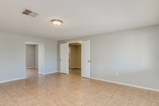 Foto del edificio - Spacious 4 Bed / 2 Bath Home in Phoenix – Move-In Ready!