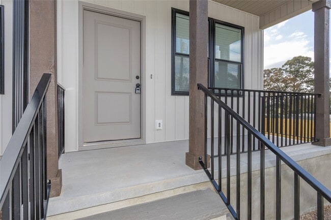 Building Photo - 413 W 2nd Ave