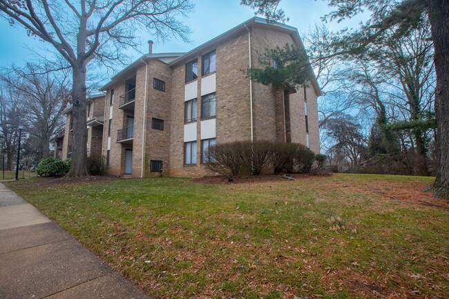 Building Photo - Lovely 2 BR/1.5 BA Top Floor Unit Condo in...