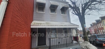 Building Photo - 438 E Strawberry St