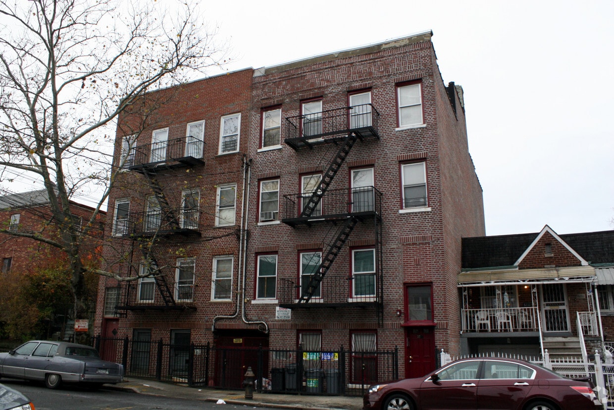 Primary Photo - 3209 Radcliff Ave