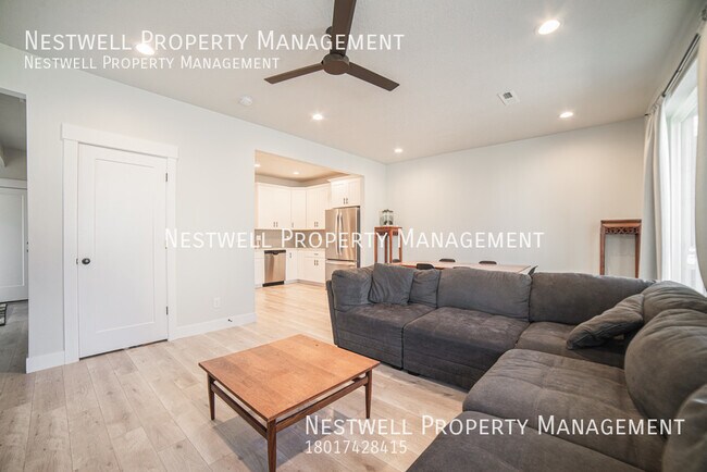 Building Photo - Beautiful 3-bed Townhome in Daybreak
