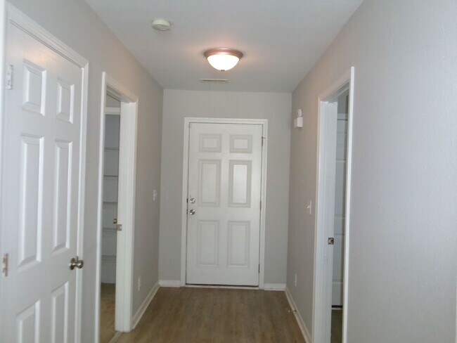 Building Photo - 3 bedroom, 2 bath home in the Inverness Co...
