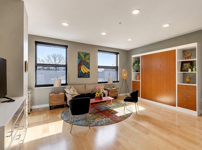 Foto del edificio - 215 E Pleasant St