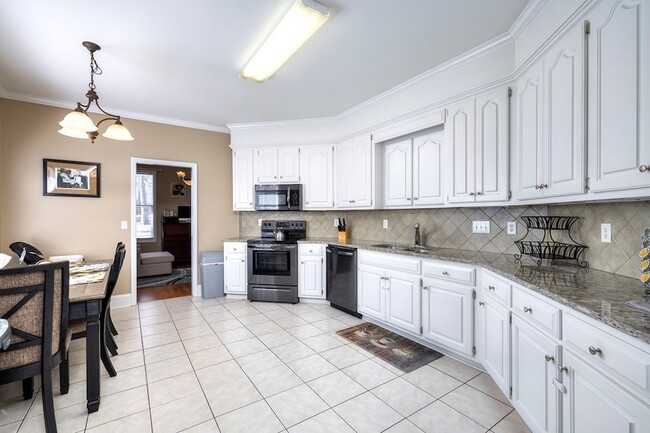 Building Photo - 3200 Mayflower Ln