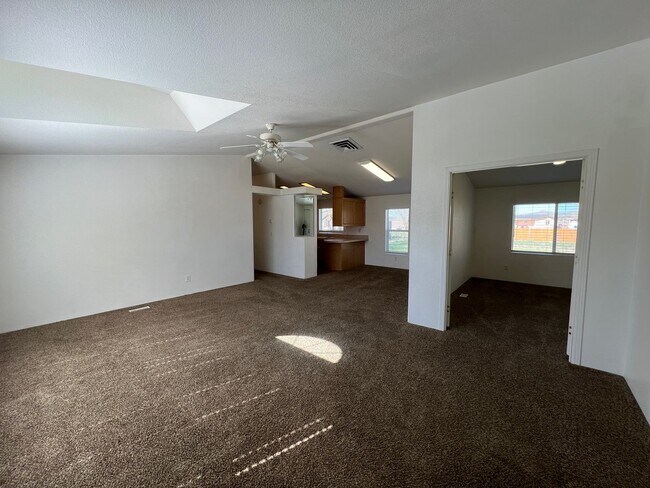 Foto del edificio - **Move-in Discount** 3 bedroom, 2 bathroom house with large office