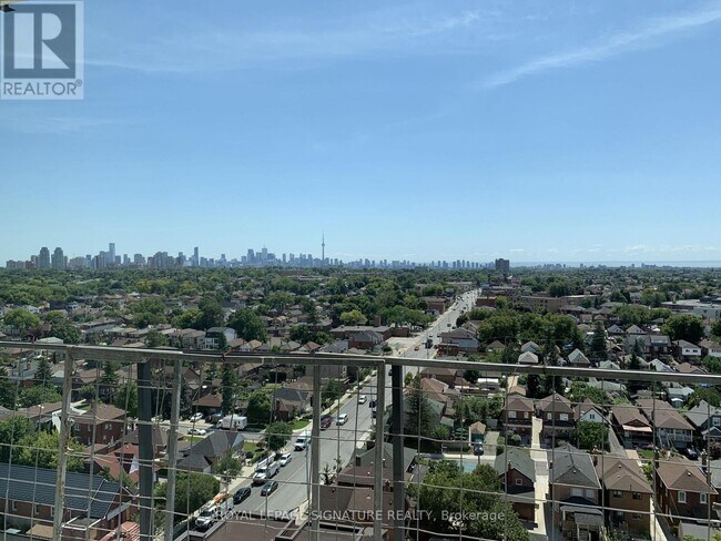 Photo du bâtiment - 1603 Eglinton Ave W