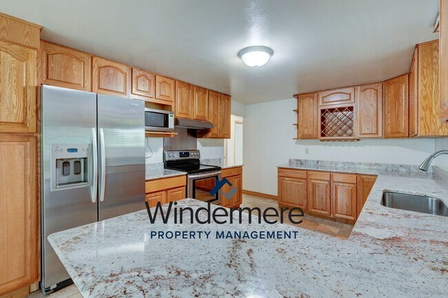 Foto del edificio - Spacious 3 Bedroom 3 Bath in town